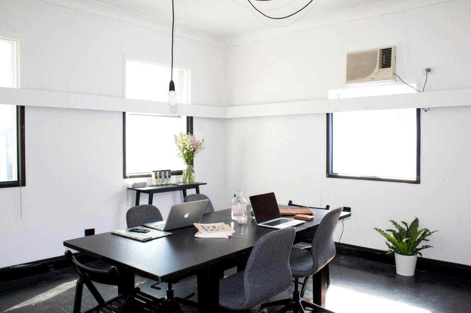 Modernes Büro mit professioneller Arbeitsatmosphäre